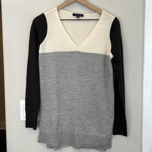 Ann Taylor Merino Wool V Neck Sweater - Picture 2 of 9